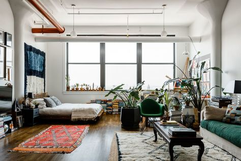 Brooklyn Loft, Beni Rugs, Bedroom Studio, Apartment Layout, Casa Container, Living Room Organization, Small Apartment Decorating, Loft Design, Studio Apartment Decorating