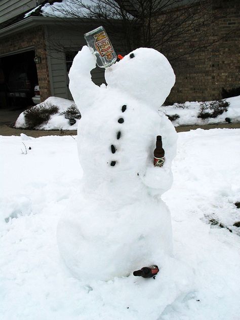 These 30 Crazy Snowman Ideas Would Make Calvin And Hobbes Proud | Bored Panda Calvin Und Hobbes, Funny Snowman, Snow Sculptures, Make A Snowman, Snow Art, Snow Fun, Build A Snowman, Frosty The Snowmen, Winter Pictures