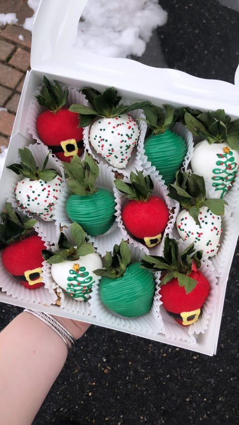 Dipped Strawberries Christmas, Chocolate Covered Strawberries Christmas Ideas, Xmas Chocolate Covered Strawberries, Christmas Desert Gift Ideas, Holiday Treat Box Ideas, Christmas Themed Chocolate Strawberries, Christmas Chocolate Covered Strawberries Ideas, Christmas Treat Boxes Ideas Diy Gifts, Chocolate Strawberries Christmas