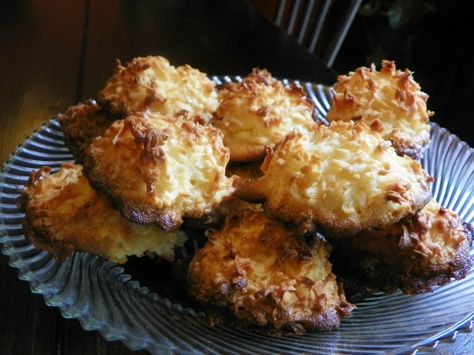 Cocadas are a typical coconut candy or cookie that is served in Mexico, Brazil and over much of Latin America. They are oven baked but are served at room temperature to obtain their chewy and soft texture. Made with egg and shredded coconut, cocadas come in a variety of colors due to the modern use of food coloring, but the traditional ones are golden brown. They are often garnished with almonds, either whole or chopped. There are hundreds of recipes for cocadas which range in texture from t... Bolivian Cuisine, Bolivian Food, South American Recipes, Latin American Recipes, Coconut Candy, Potluck Recipes, American Food, Shredded Coconut, Candy Recipes