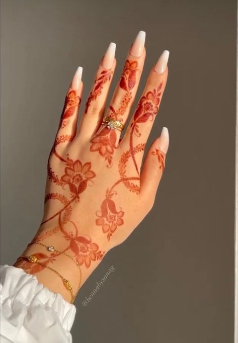 Emirati Henna Design, Khaliji Henna Design, Henna Designs Wrist, Wedding Henna Designs, Small Henna Designs, Red Henna, Cute Henna Designs, Floral Henna Designs, Arabic Henna Designs