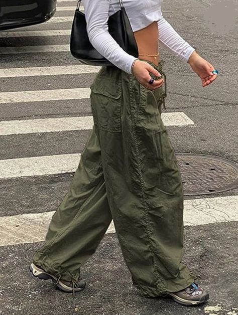 Brown Cargo Pants Outfit Women, Baggy Cargo Pants Outfit, Brown Cargo Pants Outfit, Cargo Pants Women Baggy, Parachute Pants Outfit, Baggy Pants Outfit, Brown Pants Outfit, Green Pants Outfit, Y2k Trousers