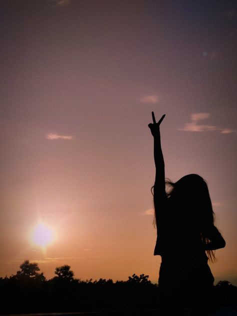 Sunset state of mind~ Girly Profile For Instagram, Sunset Shadow Pictures, Instagram Profile Picture Ideas No Face, Wallpaper For Instagram Profile, Sunset With Girl, Sunset Silhouette Photography, Aesthetic Profile Picture For Instagram, Dps For Instagram, Sunset Poses