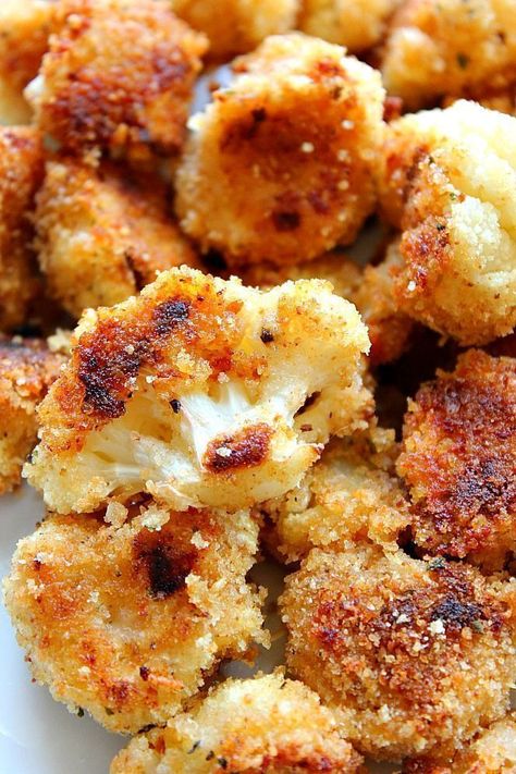 Roasted Garlic Parmesan Cauliflower Recipe - crispy cauliflower bites with garlic Parmesan breading, baked in the oven instead of fried. So tasty! Garlic Parmesan Cauliflower, Crispy Cauliflower, Parmesan Cauliflower, Roasted Vegetable Recipes, Cauliflower Recipe, Cauliflower Bites, Vegetable Side, Low Carb Paleo, Veggie Side Dishes