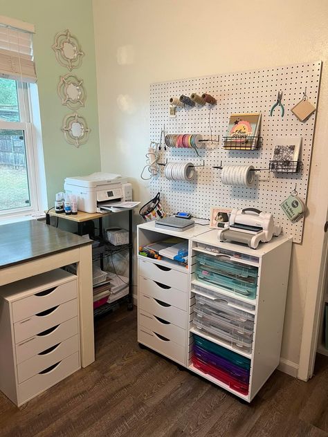 Cricut Desk Set Up, Cricut Desk, Crafting Room, Craft Space, Studio Inspiration, Study Rooms, Cricut Projects Beginner, Office Crafts, Room Storage