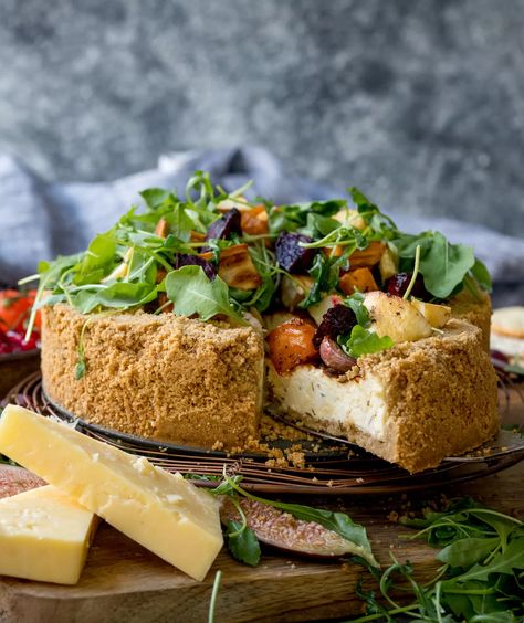 Savoury Cheesecake Savoury Cheesecake, Christmas Cheeseboard, Savory Cupcakes, Savory Cheesecake, Salad Cake, Healthy Cheesecake, Baked Cheesecake Recipe, Oat Cakes, Savoury Baking