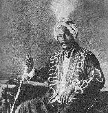 Somali Aristocracy & Kingdoms - Sultan Yusuf Ali Kenadid (Hobyo Sultanate) Somali Clothes, Somali Clothing, African Artwork, African Lion, Afrocentric Art, Old Port, Out Of Africa, Old Street, People Photos