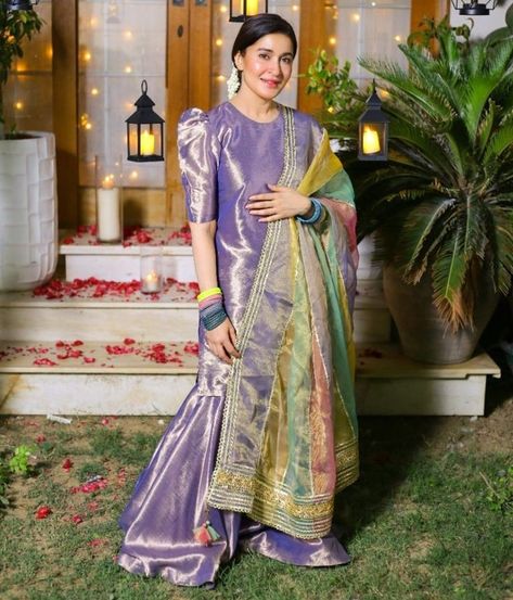 This simple and elegant dress is perfect for mehndi bridesmaid Bed Rooms Interior, Dress For Mehndi, Garara Designs, Kurta Plazo, Simple And Elegant Dress, Fancy Dress Patterns, Indian Dress Up, Rooms Interior, Mehndi Outfit