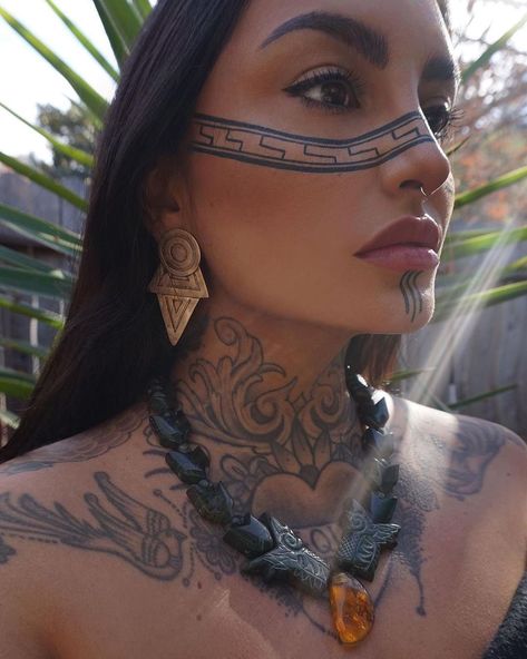 4,324 Likes, 44 Comments - 🇲🇽CHICANO CULTURE WORLDWIDE🇲🇽 (@chicano.culture.worldwide) on Instagram: “Posted @withregram • @sarah.cabrera.studio Uno mas, while I think about what to put on my face…” Sarah Cabrera, Native American Makeup, Warrior Makeup, Blend Contour, I Am Magic, Face Tattoos For Women, Festival Make Up, Contour Powder, Native American Tattoos