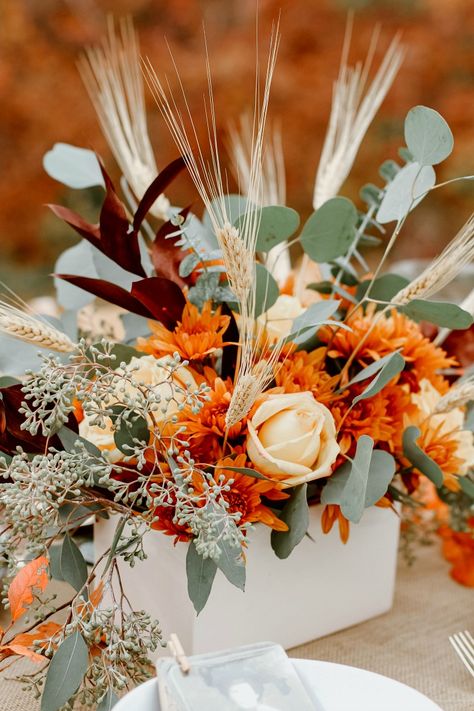 Brown And White Centerpieces, Simple Floral Wedding Table Decor, Thanksgiving Table Centerpiece Ideas, Thanksgiving Flower Centerpieces, Mexicana Aesthetic, Thanksgiving Table Arrangements, Fall Flower Centerpieces, Thanksgiving Flower Arrangements, Thanksgiving Table Settings Elegant