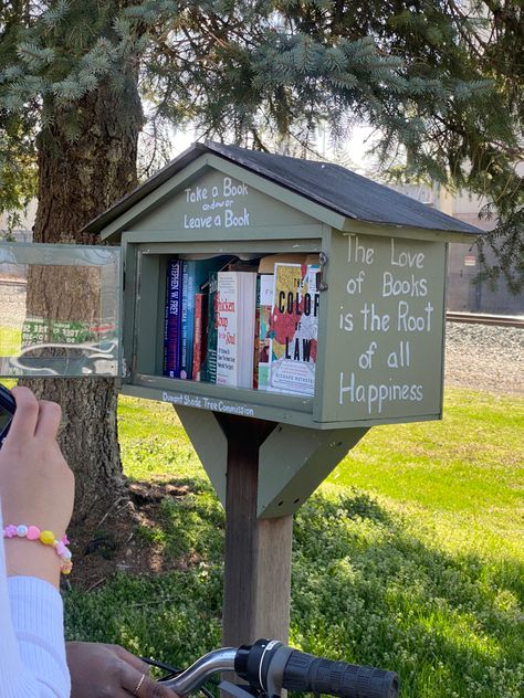 aesthetic books book house so cute aw Book Houses Outdoor, Cute Bookstore, Little Free Library Plans, Book House, Fun Lifestyle, Best Friend Thoughts, Book Exchange, Community Library, Library Aesthetic