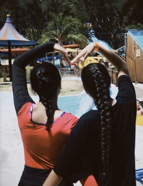 Poses In Waterpark, Waterpark Aesthetic Friends, Waterpark Poses, Water Park Photo Ideas, Water Park Hairstyles, Plait Hairstyles, Hair Plait, Aesthetic Friend, Heart Aesthetic