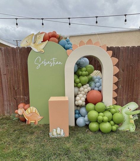 Dinosaur Garland Balloon, Dino Theme Party Decor, Dinosaur Party Backdrop Ideas, Dinasour Birthday Ideas 2, One A Saurus Birthday Decorations, Dino Decorations Party, Dinosaur Balloon Decorations, Dinosaur Backdrop Ideas, Dino Balloon Garland