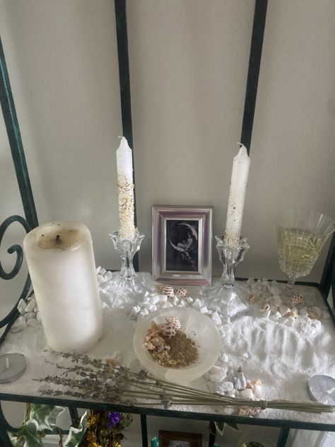 Selene Goddess Offerings, Lady Selene Altar, Moon Witch Altar, White Witch Altar, Selene Altar Ideas, Lunar Witch Altar, Selene Offerings, Artemis Alter, Selene Altar