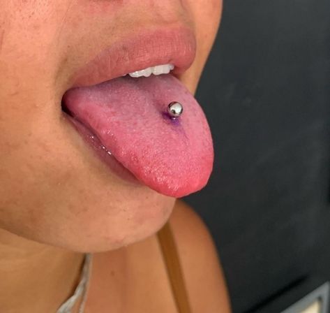 Unique Tongue Piercing, Piercing Ideas Tongue, Tounge Piercings Types, Types Of Tongue Piercings, Body Piercing Ideas For Women, Tounge Pericings Aesthetic, Gum Piercing, Peircings Women, Cute Tongue Piercing