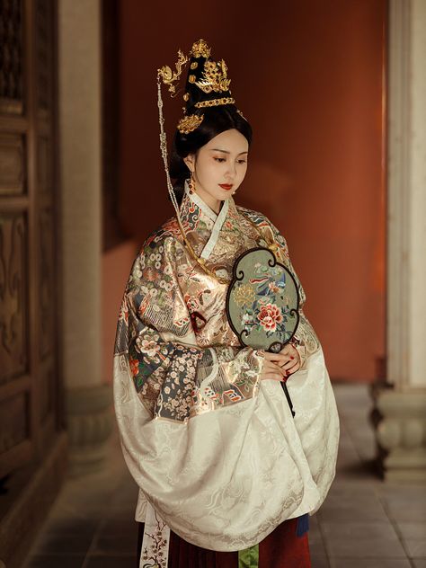 Luxurious Ming Dynasty Hanfu from: Photographer Meng Xi Jin (梦茜璟) Ming Dynasty Clothing, Ming Dynasty Hanfu, Dynasty Clothing, Traditional Asian Dress, Chinese Traditional Clothing, Hanfu Dress, Chinese Hanfu, Ming Dynasty, Korean Traditional