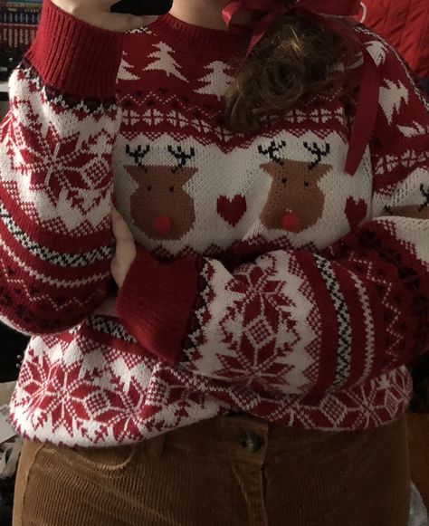 Christmas Jumpers Aesthetic, Christmas Aesthetic 2000s, Christmas Jumper Aesthetic, Christmas Atheistic, Chrismast Vibes Aestethic, Christmas Core Aesthetic, Winter Core Aesthetic, Christmas Clothes Aesthetic, Christmas Red Aesthetic