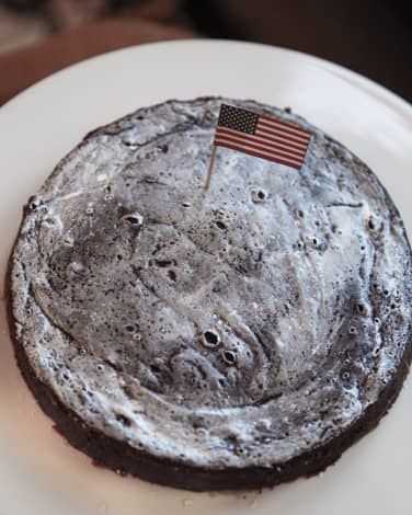 Chocolate Moon, Space Party Food, Planet Cake, Galaxy Cake, Space Food, David Lebovitz, Flourless Chocolate Cake, Light Cakes, Dessert Cake Recipes