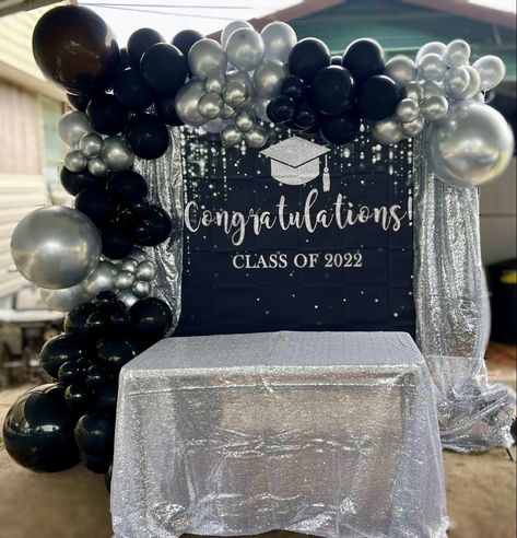 Convocation Day Decoration Ideas, Graduation Stage Decoration Ideas, Stage Decoration Graduation, Farewell Stage Decoration Ideas College, Black And Silver Graduation Party, Goth Graduation Party, Black White Silver Graduation Party, Photobooth Graduation, Black And Silver Graduation Decor