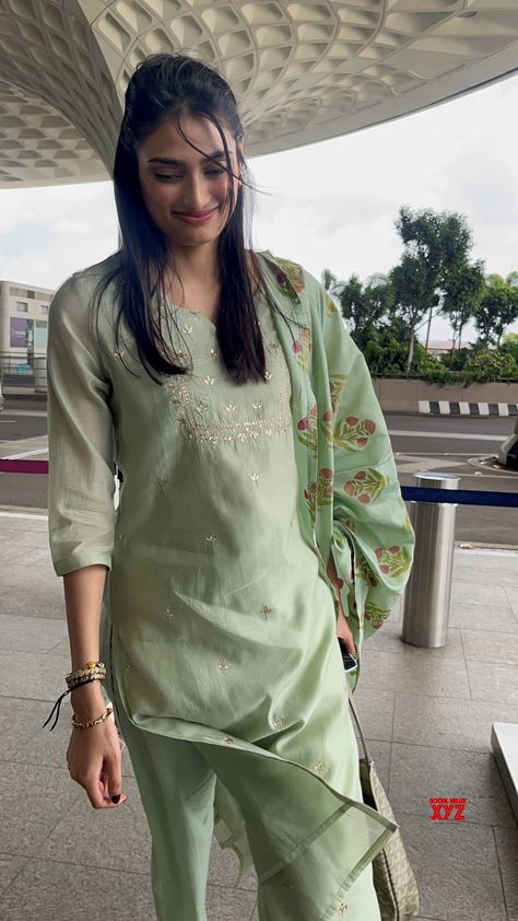 Actress Athiya Shetty Spotted At Airport In Mumbai - Gallery #Actress #AthiyaShetty #Airport #Mumbai Athiya Shetty Casual, Athiya Shetty, Fashion Indian, At Airport, Airport Look, Kriti Sanon, Desi Style, Unique Dress, Shraddha Kapoor