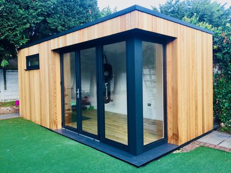 #workout #homeworkout #fitness #keepfitathome #gardengyms #gardenrooms #gardenstudio #gardendesigns #gardenstyles Garden Office Shed, Garden Gym, Backyard Gym, Garden Cabins, Modern Shed, Summer House Garden, Backyard House, Gym Room At Home, Prefab Cabins