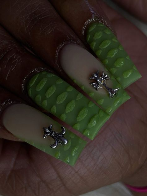 Short Lime Green Acrylic Nails, Line Green Nails, Lime Green Nails Acrylics, Green Cute Nails, Neon Green Nails Acrylic, Green Nails Black Women, Black And Lime Green Nails, Cute Green Nail Ideas, Light Green Nails Acrylic