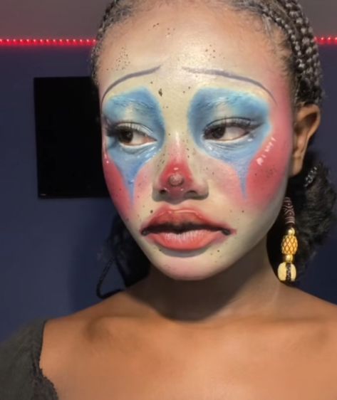 Mime Makeup Ideas, Traditional Clown Makeup, Vintage Circus Makeup, Clown Makeup Dark Skin, Blue Clown Makeup, Cute Clown Inspired Makeup, Circus Clown Makeup, Cool Clown Makeup, Make Clown