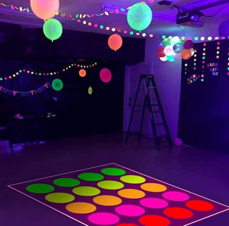 Glow In The Dark Party Ideas - 30 ideas for an amazing Glow Party Glow Birthday Party Ideas, Diy Dance Floor, Glow Party Games, Party Dance Floor, Neon Dance Party, Glow Party Decorations, Neon Party Decorations, Neon Birthday Party, Glow Party Supplies