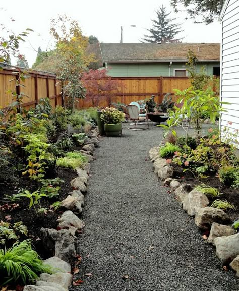 Side garden, no lawn. From danger garden: A gardener moved to the neighborhood… No Grass Yard, Grassless Backyard, Grass Backyard, Patio Edging, Pea Gravel Patio, No Grass Backyard, Side Yard Landscaping, Gravel Patio, Side Yards