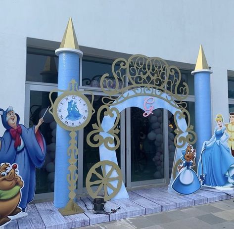 Cinderella Theme Decor, Cinderella Castle Backdrop, Quince Entrance Decorations, Cinderella Cincoañera, Cinderella Birthday Theme Decoration, Cinderella Birthday Party Decorations Backdrops, Cinderella Backdrop Ideas, Cinderella Decorations Ideas, Disney Princess Quinceanera Theme