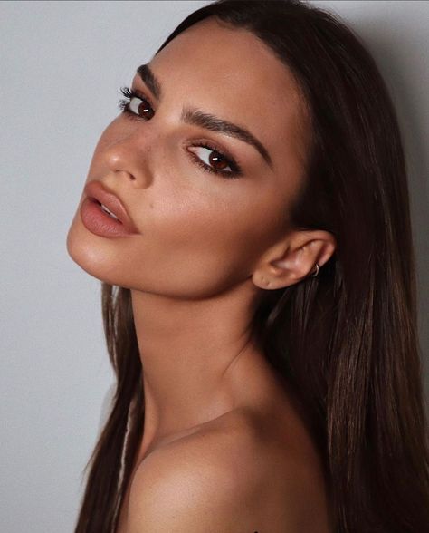 Smokey Eye & Natural Glow Emily Ratajkowski Makeup, Brown Makeup Looks, Natural Smokey Eye, Brunette Makeup, Formal Makeup, Smokey Eye For Brown Eyes, Brown Eyeliner, Smink Inspiration, Brown Hair Brown Eyes