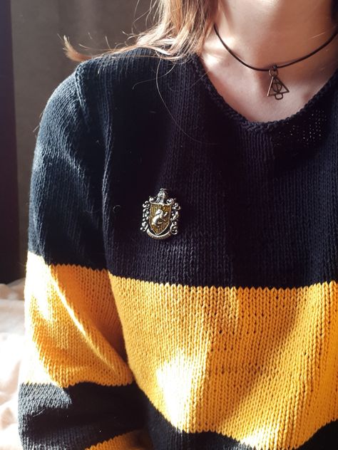 Hufflepuff sweater Hufflepuff Sweater, Hufflepuff Outfit, Hogwarts Outfits, Hufflepuff Aesthetic, Hufflepuff Pride, Mode Rose, Buku Harry Potter, Harry Potter Hufflepuff, Images Harry Potter