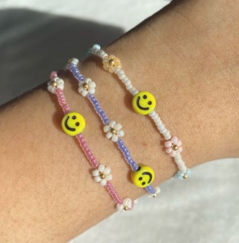 Pulseras Kandi, Beaded Jewelry Bracelets, Diy Beaded Bracelets, Preppy Jewelry, Embroidery Bracelets, Beaded Jewelry Necklaces, Bracelets Handmade Diy, Beaded Necklace Diy, Beads Bracelet Design