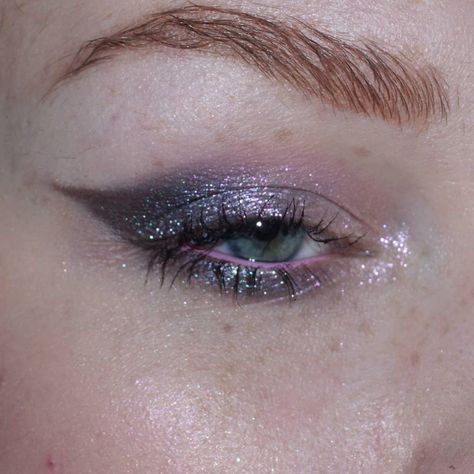 Grey And Pink Makeup, Pink And Grey Eyeshadow Looks, Pink And Grey Makeup, Pink And Silver Makeup, Eyeshadow Inspiration, Pink Mascara, Grey Makeup, Grey Eyeshadow, Silver Makeup