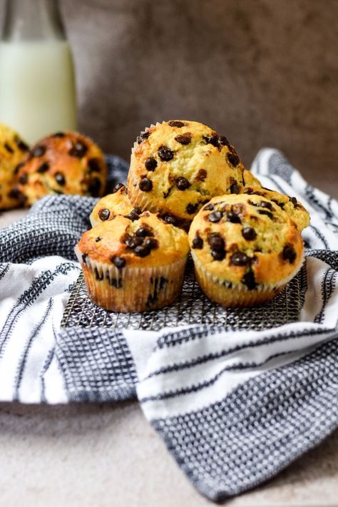 Vanilla Chocolate Chunk Muffins, Vanilla Choc Chip Muffins, Vanilla Chocolate Chip Muffins, Choc Chip Muffins Recipe, Cupcake Recipes Uk, Homemade Cupcake Recipes, Choc Chip Muffins, Vanilla Muffins, Chocolate Chip Muffin Recipe