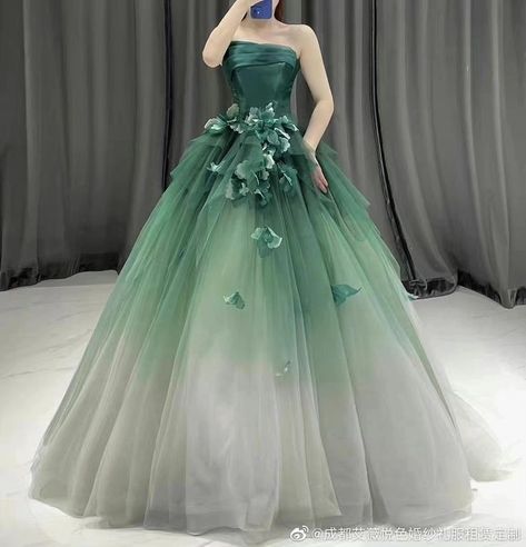 Mascarade Ball Dresses, Pastel Coloured Dresses, Gaun Tulle, Emerald Green Prom, Gaun Abad Pertengahan, Emerald Green Prom Dress, Prom Hairstyle, Gowns Dresses Elegant, Fancy Gowns