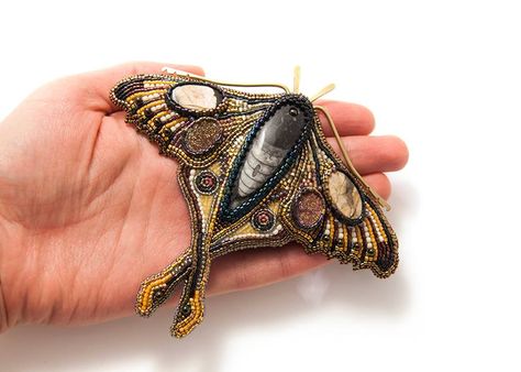 Beaded Butterfly, Beaded Spiders, Beautiful Beadwork, Insect Jewelry, Bead Embroidery Jewelry, Embroidery Jewelry, Beaded Animals, Beading Projects, Brooches Handmade