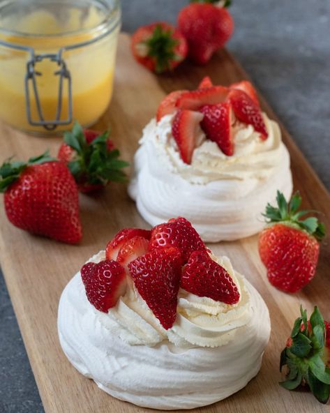 Mini pavlova med lime- och passionscurd och jordgubbar | Elina & Mickes mat Mini Pavlova, Spring Food, Spring Recipes, Pavlova, Sweet Sweet, Spring Style, Afternoon Tea, Food Drinks, Tart