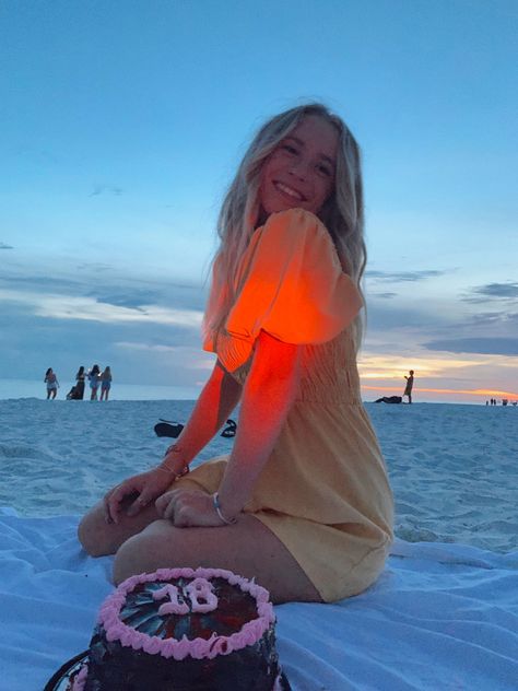 Cake 18th Birthday Girl, Beach Sunset Birthday, Pose Ideas Birthday, Sand Photoshoot, Birthday Picture Ideas, Birthday At The Beach, 18th Birthday Outfit, Sunset Beach Pictures, Sweet 16 Photos