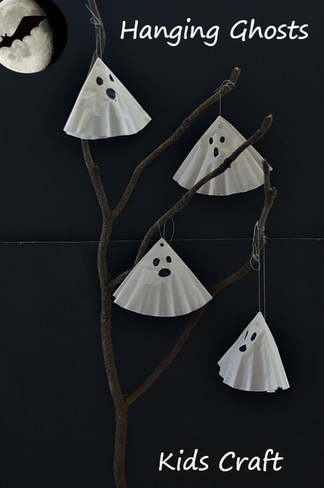 Simple and cute ghost craft for kids. Perfect as a Halloween craft activity for toddlers and preschoolers. Post has other ideas for using this activity as a prop and Halloween decor item. Ghost Craft For Kids, Simple Ghost, Ghost Craft, Halloween Craft Activities, Craft Activities For Toddlers, Ghost Crafts, Hallowen Ideas, Halloween Fest, Casa Halloween