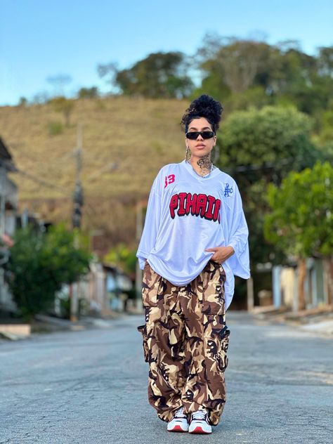 BATALHA DE RAP | sol west | HIP HOP | GANGSTER | TATUAGENS | ESTILO | CALÇA CAMUFLADA | PIXA IN Rap Outfit Woman, Hip Hop Dance Outfits Women, Chica Hip Hop, Hip Hop Style Women, Hiphop Girl, Hip Hop Dance Outfits, Looks Hip Hop, Hip Hop Girl, Hiphop Style