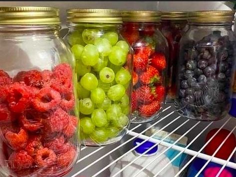 Fruit In Mason Jars, Keep Fruit Fresh, Fruit Hacks, Mason Jar Storage, Grandma Cooking, Storing Fruit, Fruit Fresh, Fruit And Vegetable Storage, Fruit Preserves