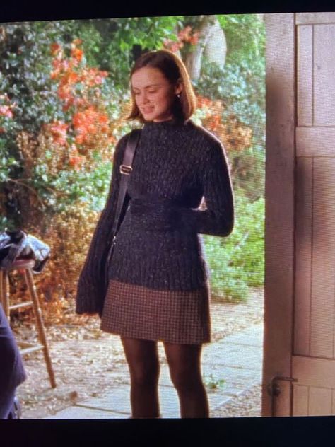 Rory Gilmore Fancy Outfits, 90s Thanksgiving Outfit, Rory Gilmore Skirts, Gilmore Girls Winter Outfits, Rory Gilmore Skirt Outfits, Lorelai Gilmore Winter Outfits, Lorelai Gilmore Outfits Season 1, Rory Outfits, Lorelai Gilmore Outfits