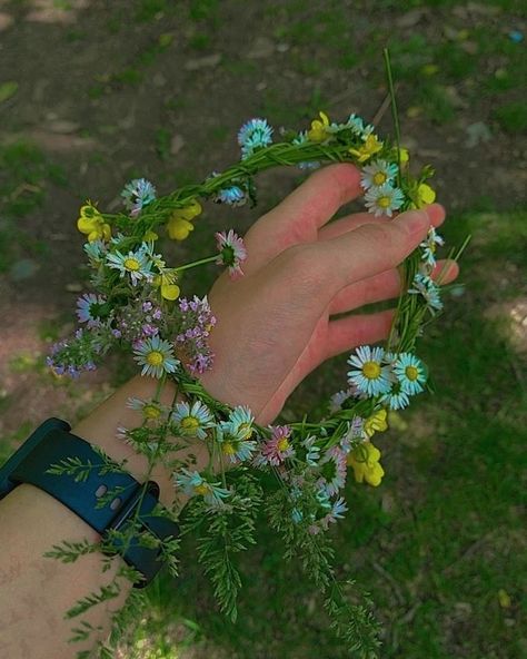 Aesthetic Flower Crown, Wildflower Crown, Aesthetic Flower, Southern Gothic, Vintage Type, Flower Crown, Pretty Pictures, Wild Flowers, Vision Board