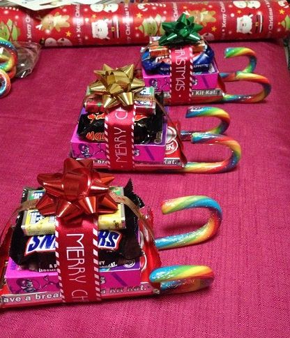 Christmas Sleigh's Made From Candy Candy Sleighs, Christmas Candy Crafts, Candy Sleigh, Easy Homemade Christmas Gifts, Diy Christmas Candy, Christmas Candy Gifts, Candy Ideas, Santa Candy, Candy Crafts