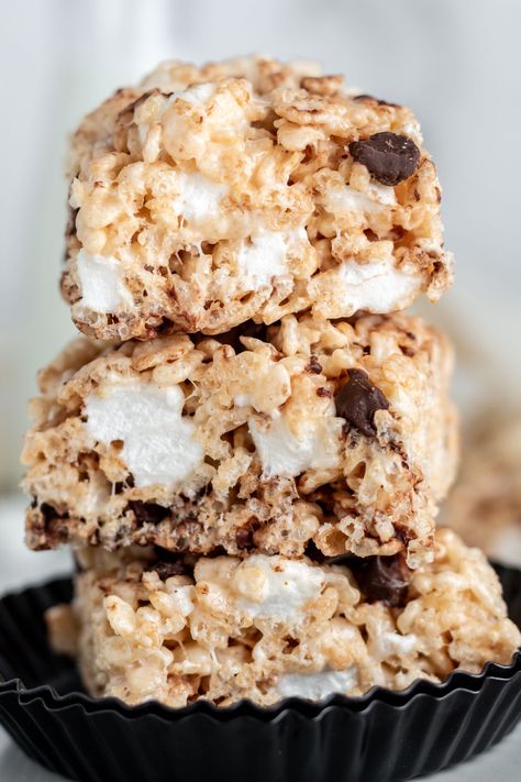 These Chocolate Chip Rice Krispie Treats are made with brown butter, extra marshmallows, vanilla and chocolate chips. They're salty, sweet, chewy, crispy, gooey and delicious! Chocolate Chip Rice Crispy Treats, Rice Krispie Treats With Chocolate Chips, Rice Krispies With Chocolate, Chocolate Chip Rice Krispie Treats, Best Rice Krispie Treats, Best Rice Krispie Treats Recipe, Fruity Pebbles Treats, Rice Krispie Treats Recipe, Bourbon Caramel Sauce