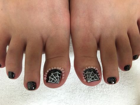 Spider Webb toes. Pedicure. #PreciousPhan Spiderweb Toenail Design, Punk Toenails, Gothic Pedicure Ideas, Spider Web Toe Nail Art, Spooky Pedicure Ideas, Spiderweb Toenails, Emo Toe Nails, Spooky Toe Nail Designs, Goth Pedicure Ideas