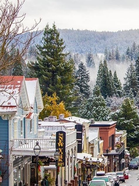 5 Small Towns Near Lake Tahoe You Should Visit at Least Once Lake Tahoe Spring, Incline Village Lake Tahoe, National Geographic Wallpaper, Lake Tahoe Beach, Lake Tahoe Trip, Lake Tahoe Resorts, Lake Tahoe Winter, Tahoe Lake, Tahoe Trip