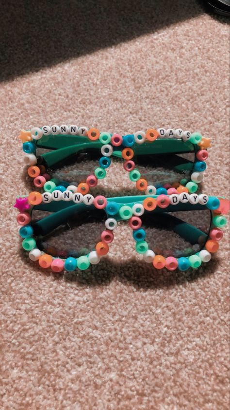 How To Make Bead Sunglasses, Bead Sunglasses Ideas, How To Make Beaded Sunglasses, Bead Sunglasses Diy, Beaded Sunglasses Ideas, Vsco Activities, Summer Sunglasses Craft, Beaded Sunglasses Diy, Teen Summer Crafts