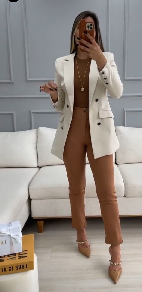 Female Buissnes Attire, Finance Manager Outfit, Estate Agent Outfits Women, Real Estate Woman Outfits, Broker Outfit Real Estates, Real Estate Agent Clothes, Life Insurance Agent Outfit, Architect Outfit Women Aesthetic, Real Estate Outfits For Women Winter